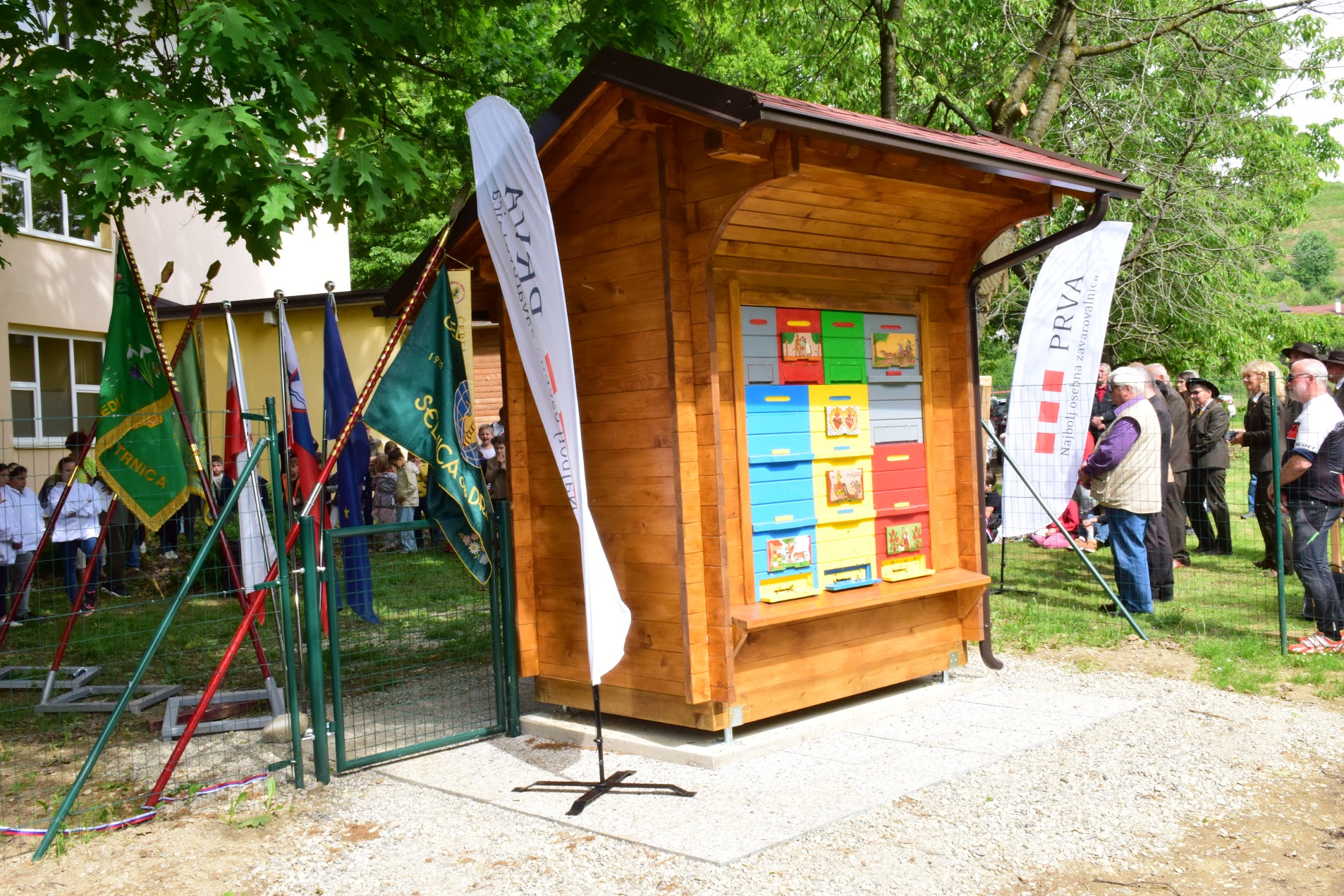 Učni čebelnjak pri OŠ Kamnica v pobudi PRVA čebela